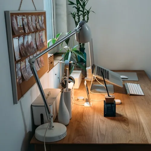 Verstelbare bureaustoel en notitieblok op een opgeruimd bureau