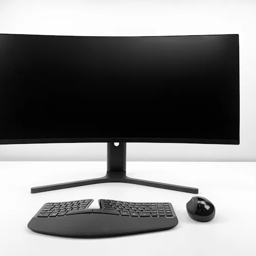 Laptopstandaard met toetsenbord op een helder verlichte werkplek